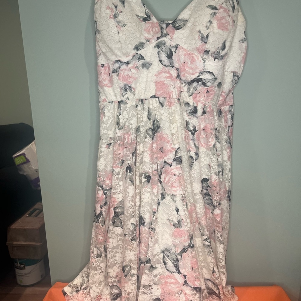 ⚡️⚡️⚡️⚡️Lily Rose White and Pink Floral Midi Dress